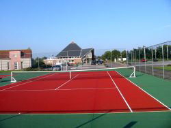 2 Allwetter Tennisplätze vor Ort